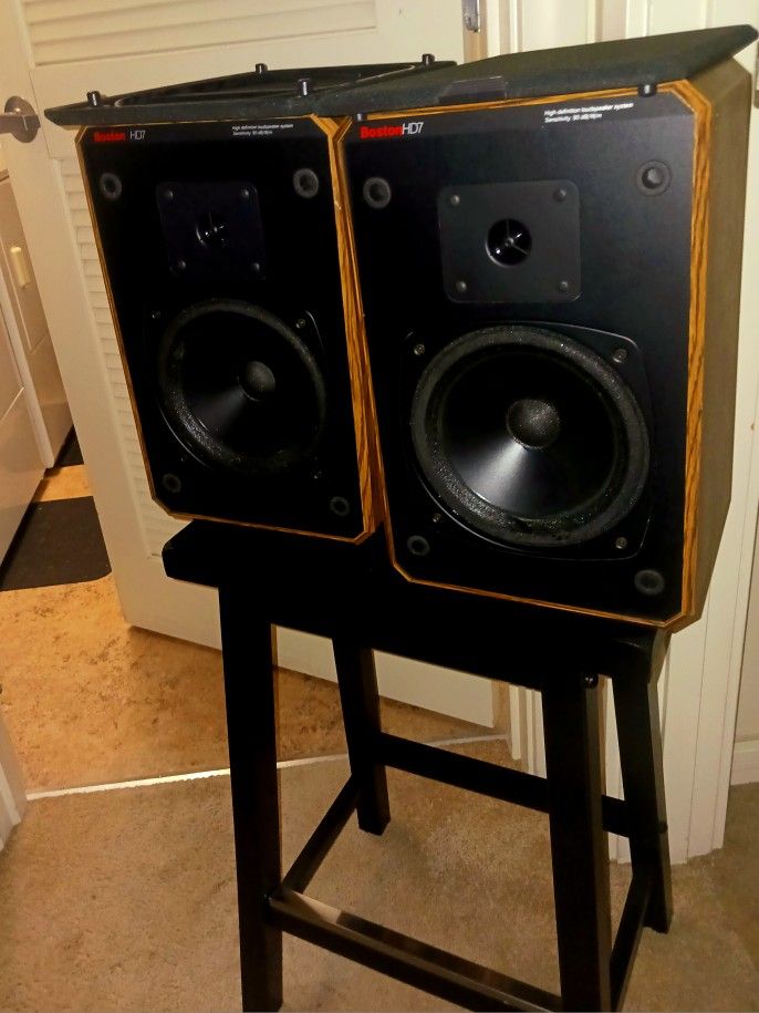 Boston Acoustics Hd7 Pair Of Loud Speakers Very Nice Rare Walnut Finish With Black Speaker And Hardware