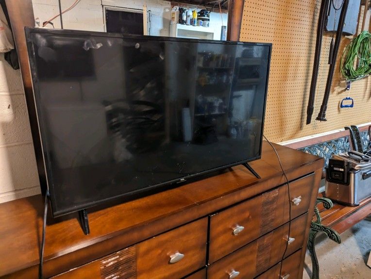 40in TV for Sale in Cleveland, OH OfferUp