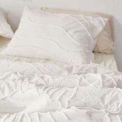 Margot Tufted White Comforter (UO) 