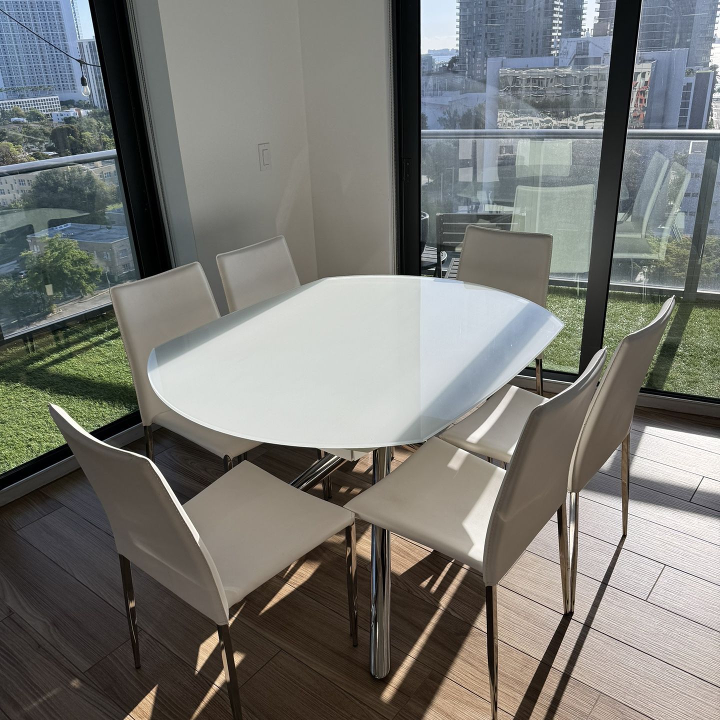 Extendable White Dining Room Tables & White Chairs