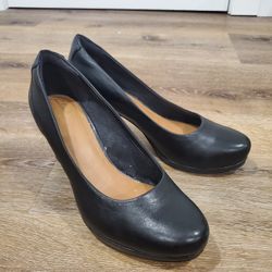 arks black round toe leather 3 inch heels size 7.5
