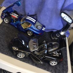 Collectible 1/18 Scale Dodge Viper And 1/18 Porche Carrera GT