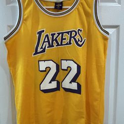 Elgin Baylor game giveaway