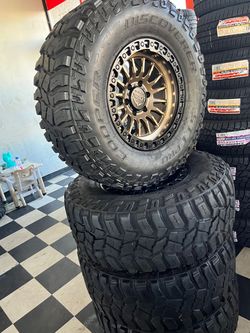 Vendo set de rines nuevos 17x9 de ancho de 6-135 lugs con llantas 315/70/R17 cooper instacion y balance gratis