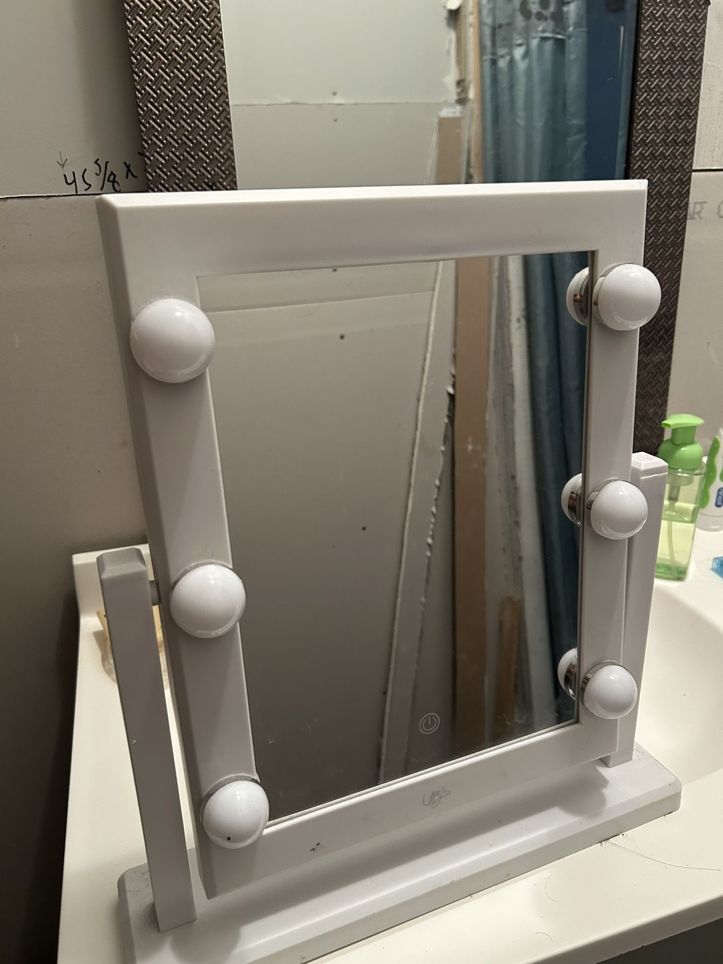 Vanity Mirror With Bulbs 