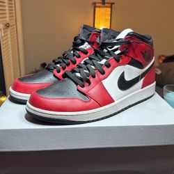 Jordan 1 Mid Black Toe 