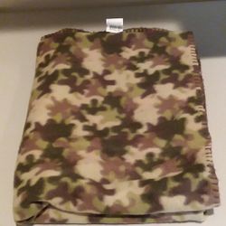 Camouflage throw blanket