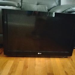 32" LG   (NOT SMART TV)
