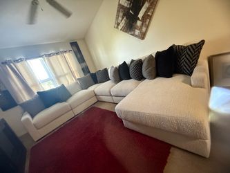 *Luxury Designer Sectional Living Room Set – Less Than 1 Year Old –