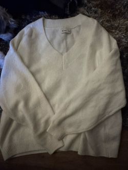 Super soft Hollister sweater size large! $10 cash -never worn-  Pickup on Ellsworth and Guadalupe in East Mesa.