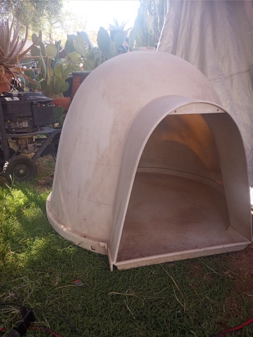 Large IGLOO Dog House