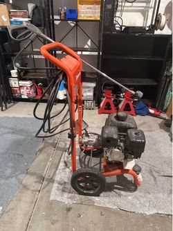 Husqvarna PW3200 Gas Pressure Washer - 3200 PSI / 2.5 GPM (Briggs & Stratton)