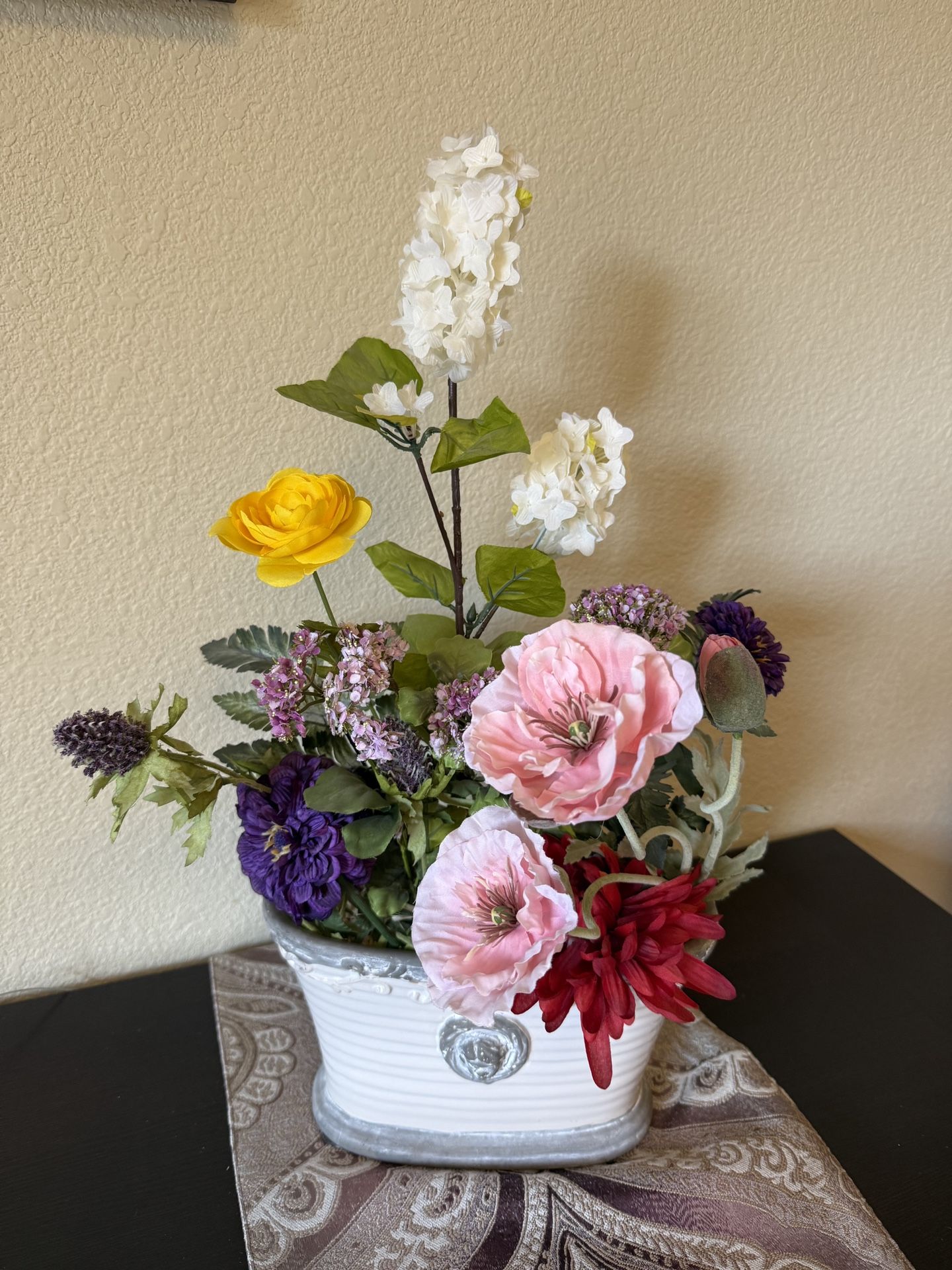 Beautiful Artificial Flower 🌺 arrangement