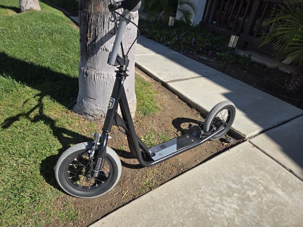 Mongoose Trace Youth/Adult Kick Scooter  Black (R6331Aza)