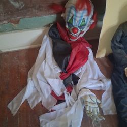 5'8" PENNYWISE CLOWN HALLOWEEN VAMPIRE TEETH MOVES, EYES LIGHT, MUSIC, LAUGH HTF