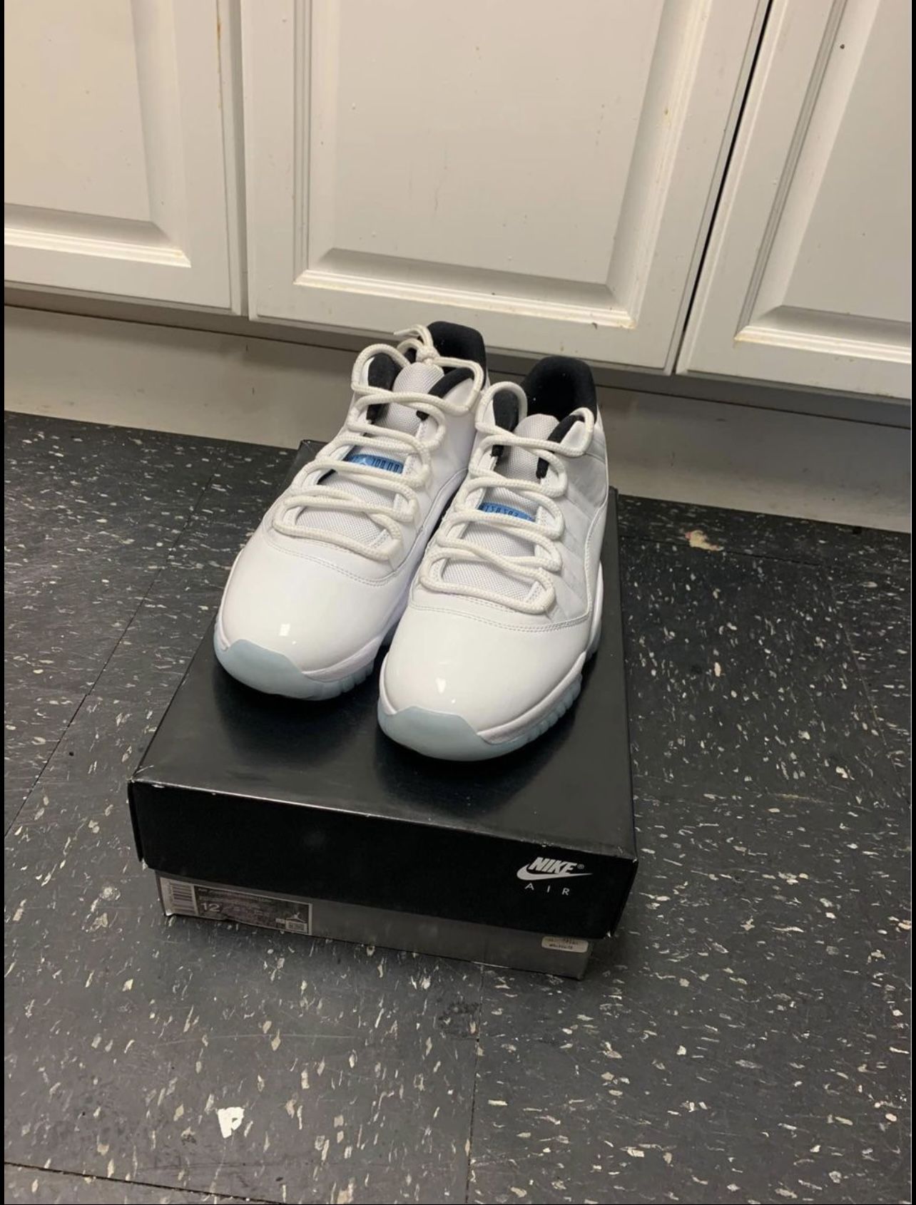 Jordan 11 Blue / White