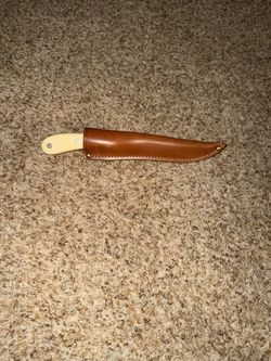 Vintage Imperial FRONTIER #442F Fish Fillet Knife. Has some marks/scratches from age. Case has a scratch see pics 