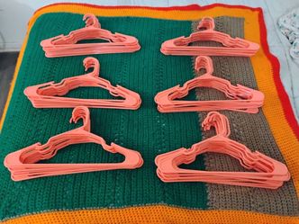 62 Durable plastic clothes hangers for sale