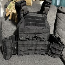 Tactical vest with foam plates