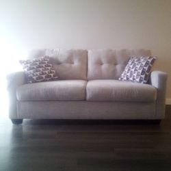 ✨ Like-New Pebble Mahoney Loveseat – Comfort Meets Style ✨
