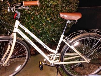 Schwinn Gateway classic step-thru-style 7 speed