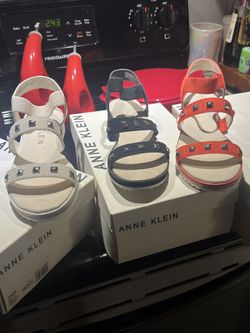 ANNE KLEIN SANDLES