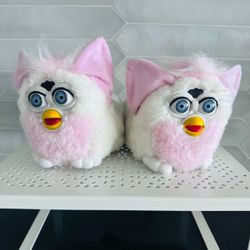 Vintage 1999 Furby by Tiger electronics Pink Kids size 11 slippers.  New old stock unused.  Has original tag