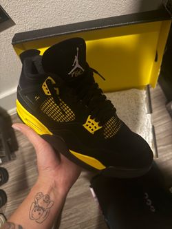 Air Jordan 4 Thunder Black Yellow Sneakers