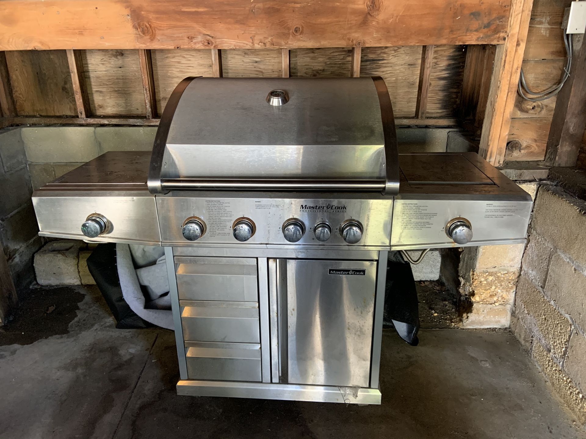 5 burner propane BBQ grill