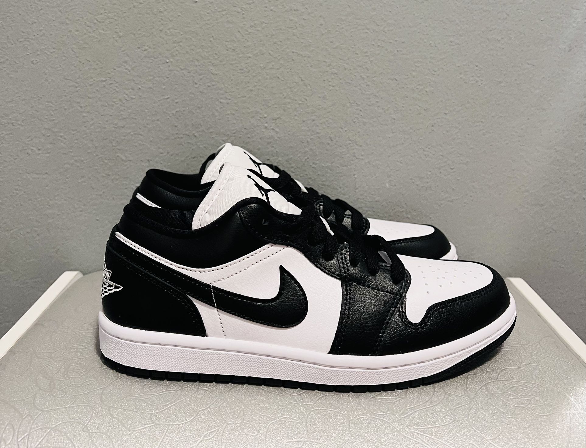 Women's Air Jordan 1 Low     Size 8