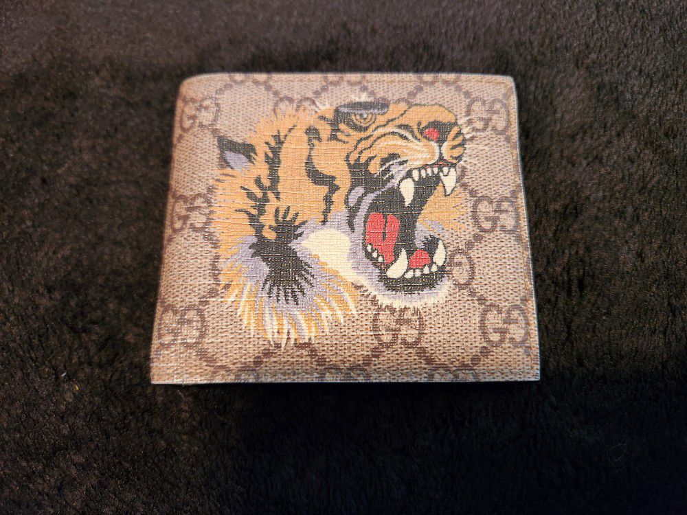 Gucci bifold wallet gg supreme tiger