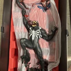 Marvel's Spider-Man 2 Collector's Edition statue venom Peter Parker Mile Morales