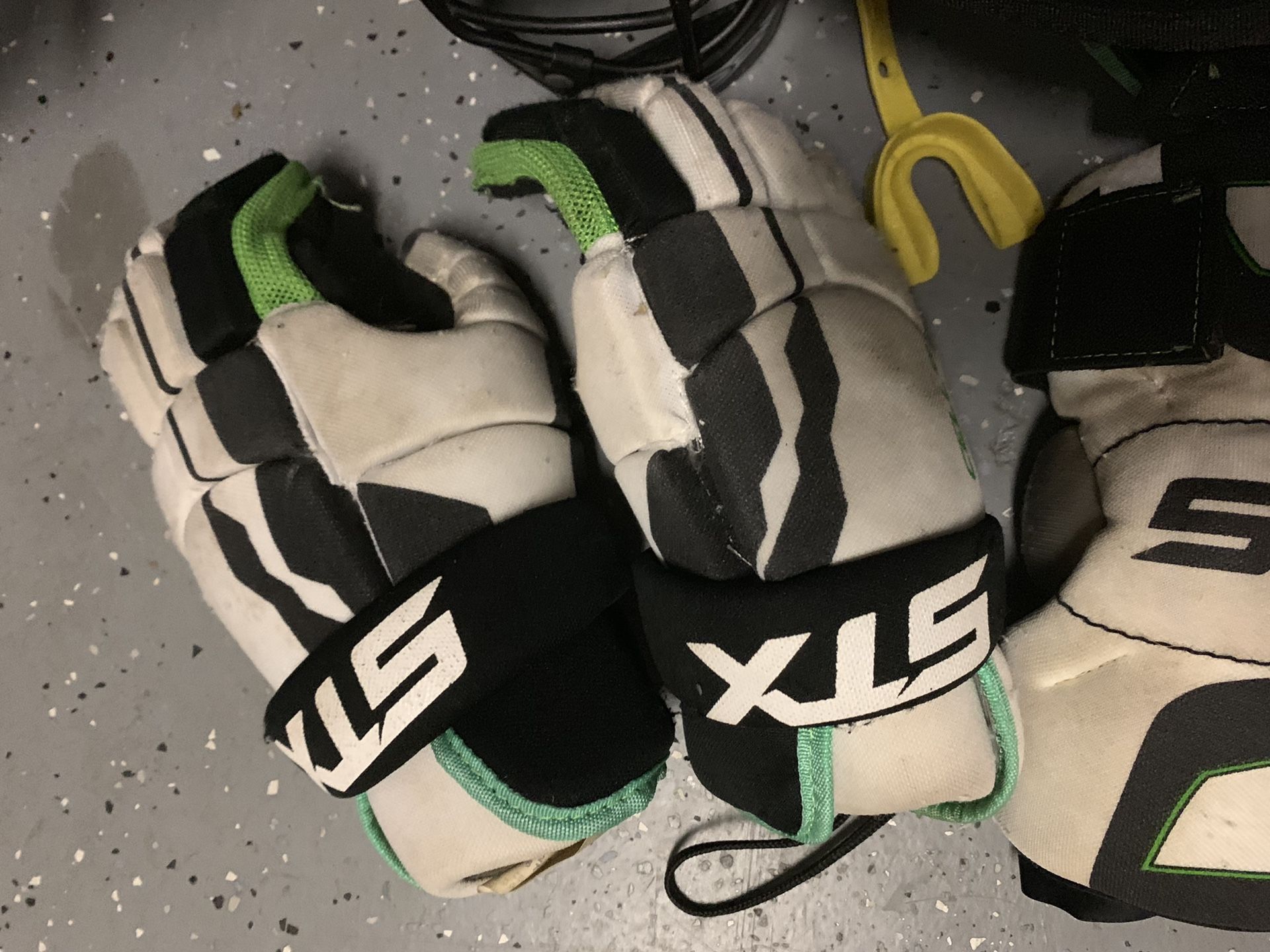 Full set of youth lacrosse gear. Cascade helmet and STX pads. 240 new