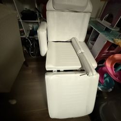 Like NEW. Multipurpose Facial Bed. White.!