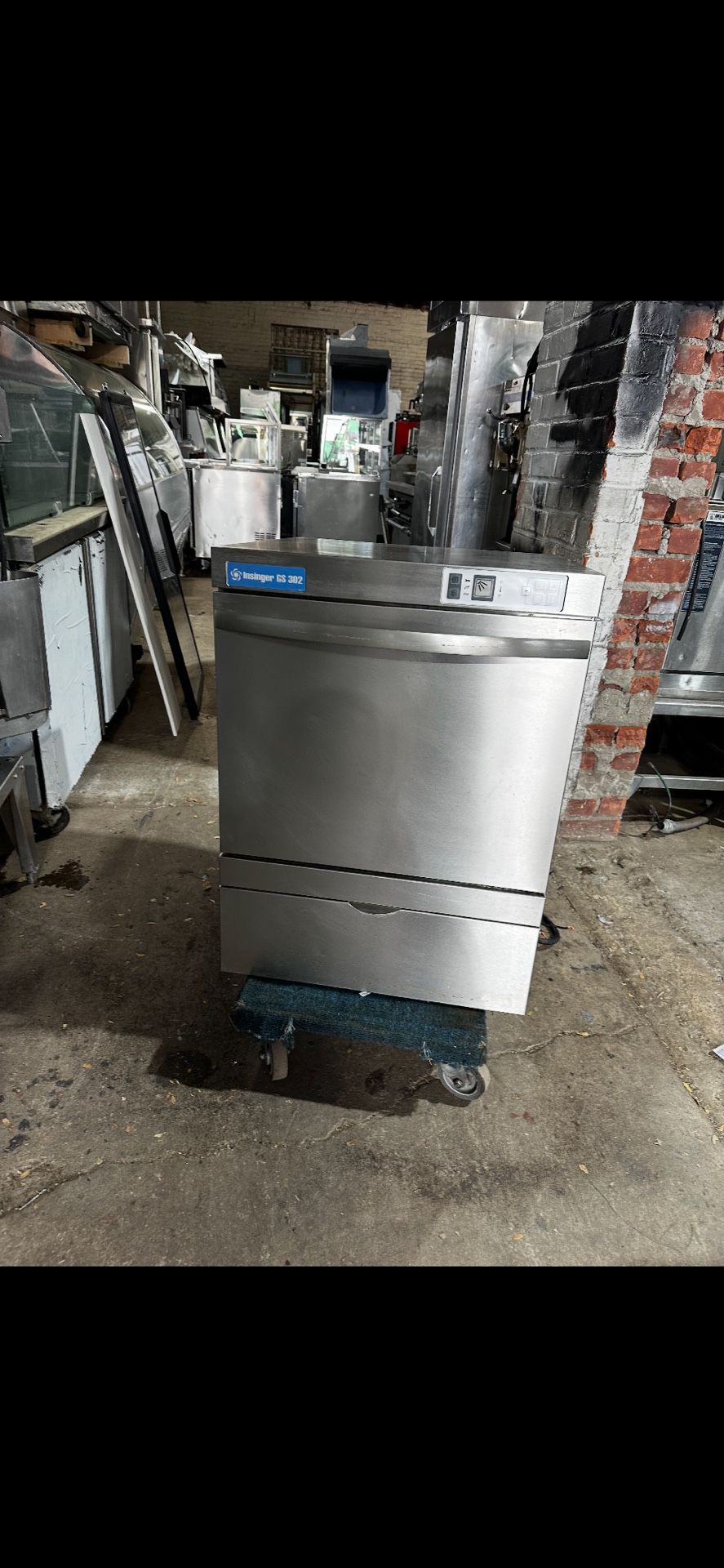 Under the counter dishwasher 