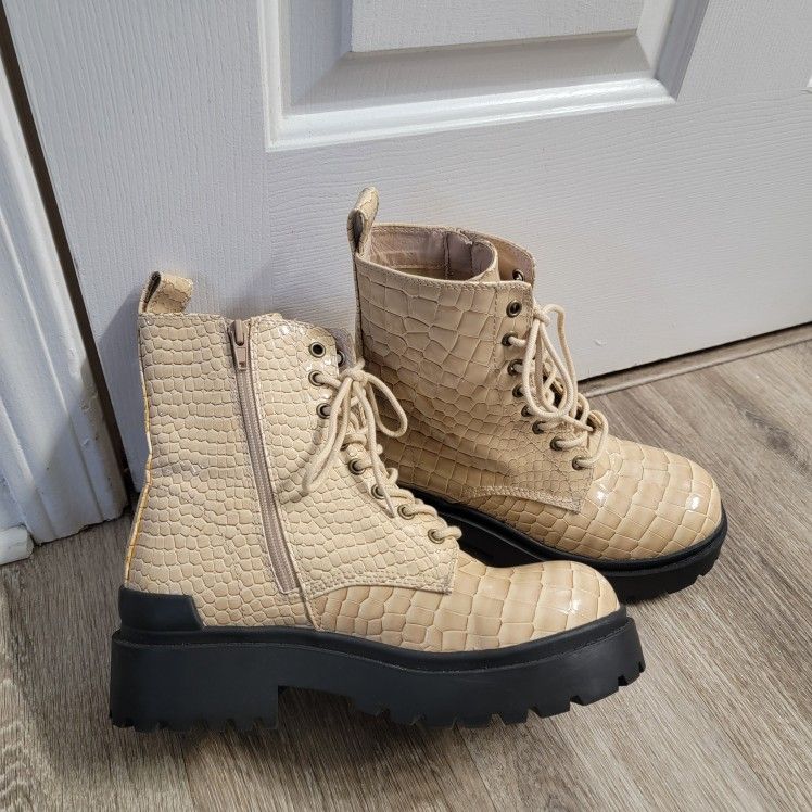New Urban Outfitters Womans Combat Boot, Size 9