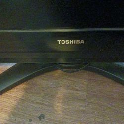 Toshiba 32' Flat screen TV With Built In DVD Player.