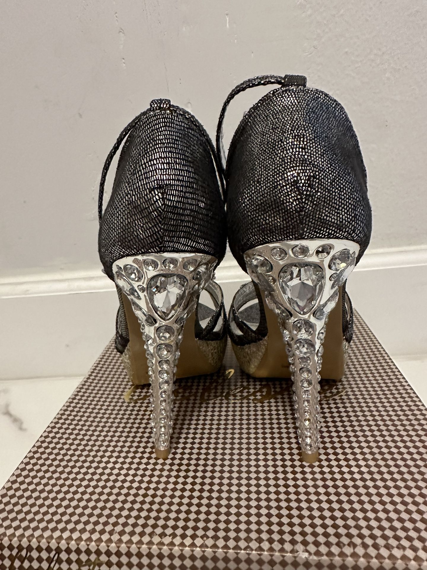 WOMEN SHOES Size 8/8.5