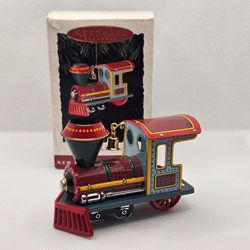 Hallmark Keepsake 1994 YULETIDE CENTRAL Pressed Tin Christmas Ornament Train 

Excellent condition, no flaws 

1994 - 1st in YULETIDE CENTRAL series

