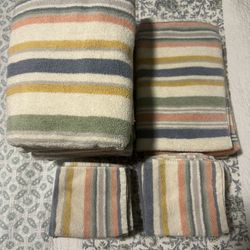 Bathroom Towels  (4-Bath, 4 Hand, 12 Washcloths)