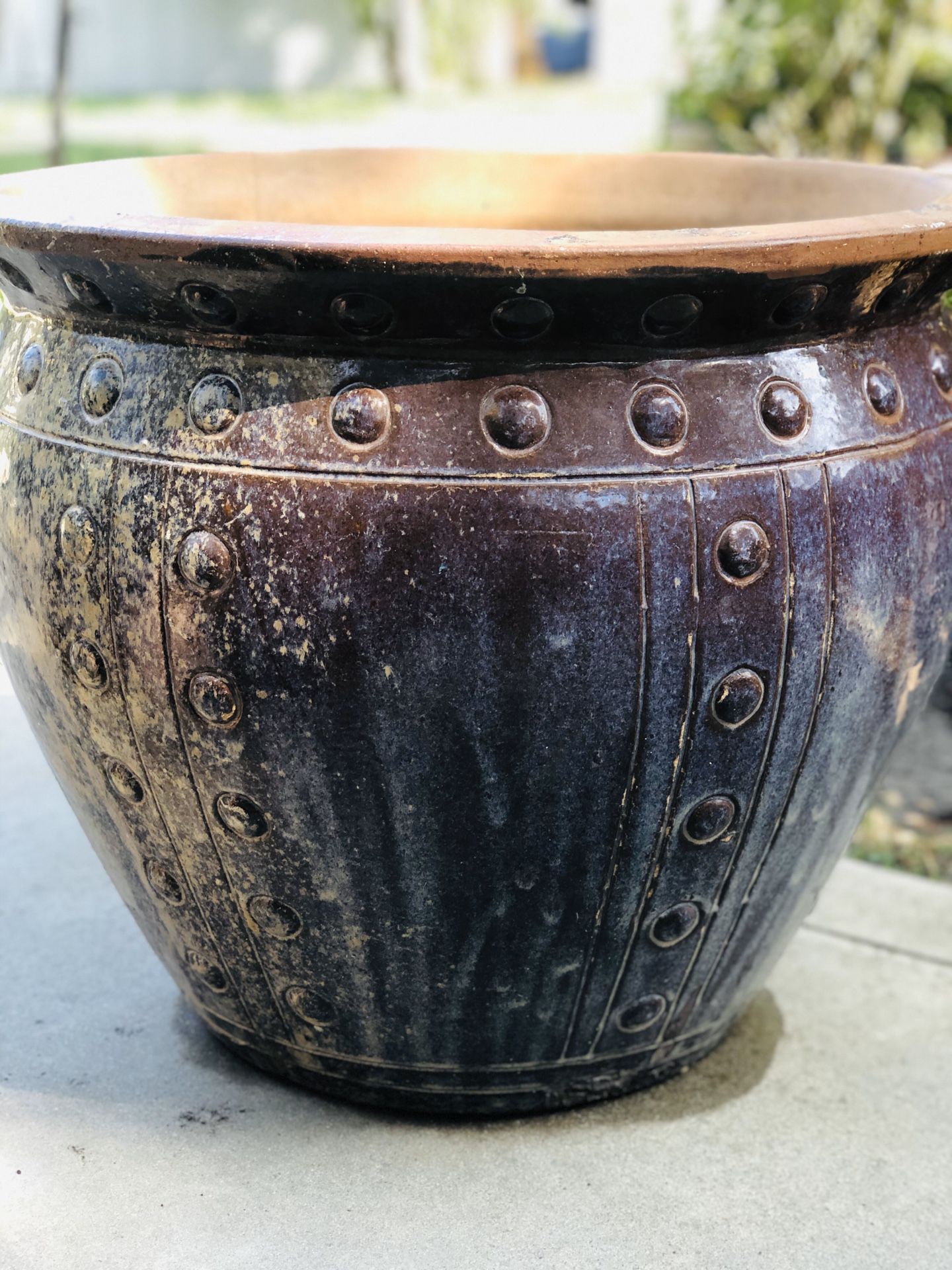 XXL Ceramic Pot with rustic look. Very heavy.