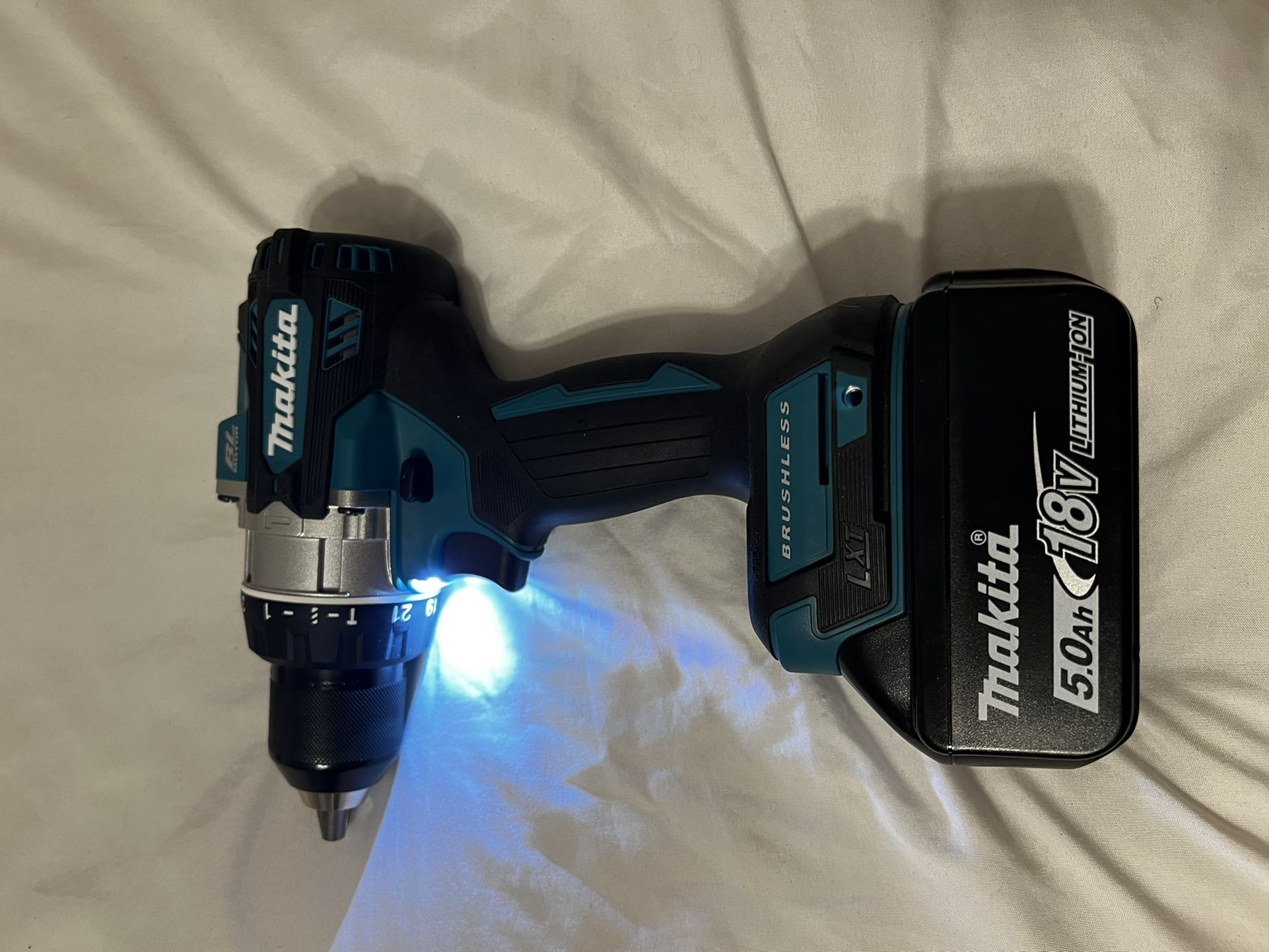 Taladro Makita 18 Volt Brusles Y Batería 5.0 Todo $155