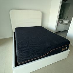 Queen Bed w/ Matress  New