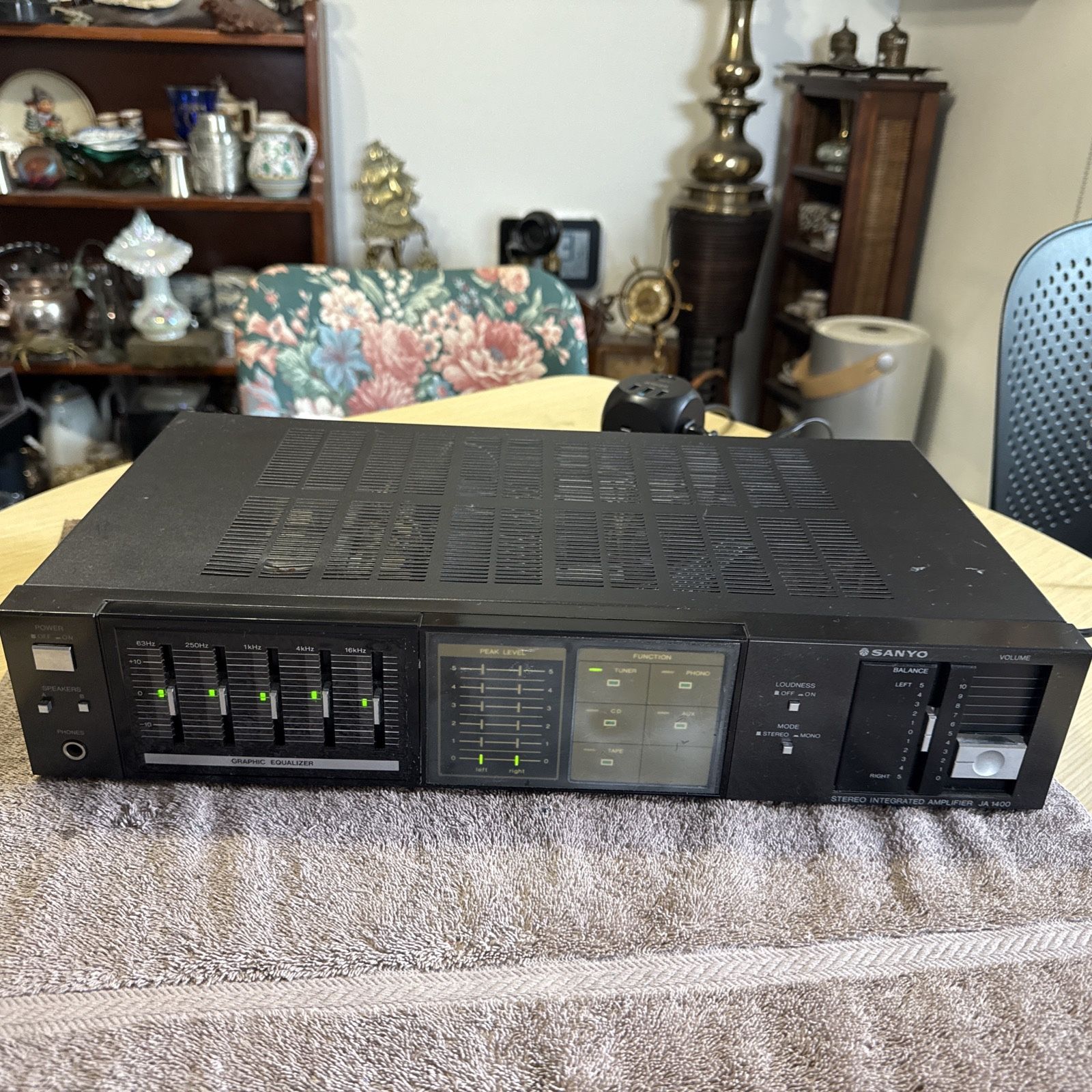 Vintage Sanyo JA 1400 Stereo Integrated Amplifier with Graphic Equalizer