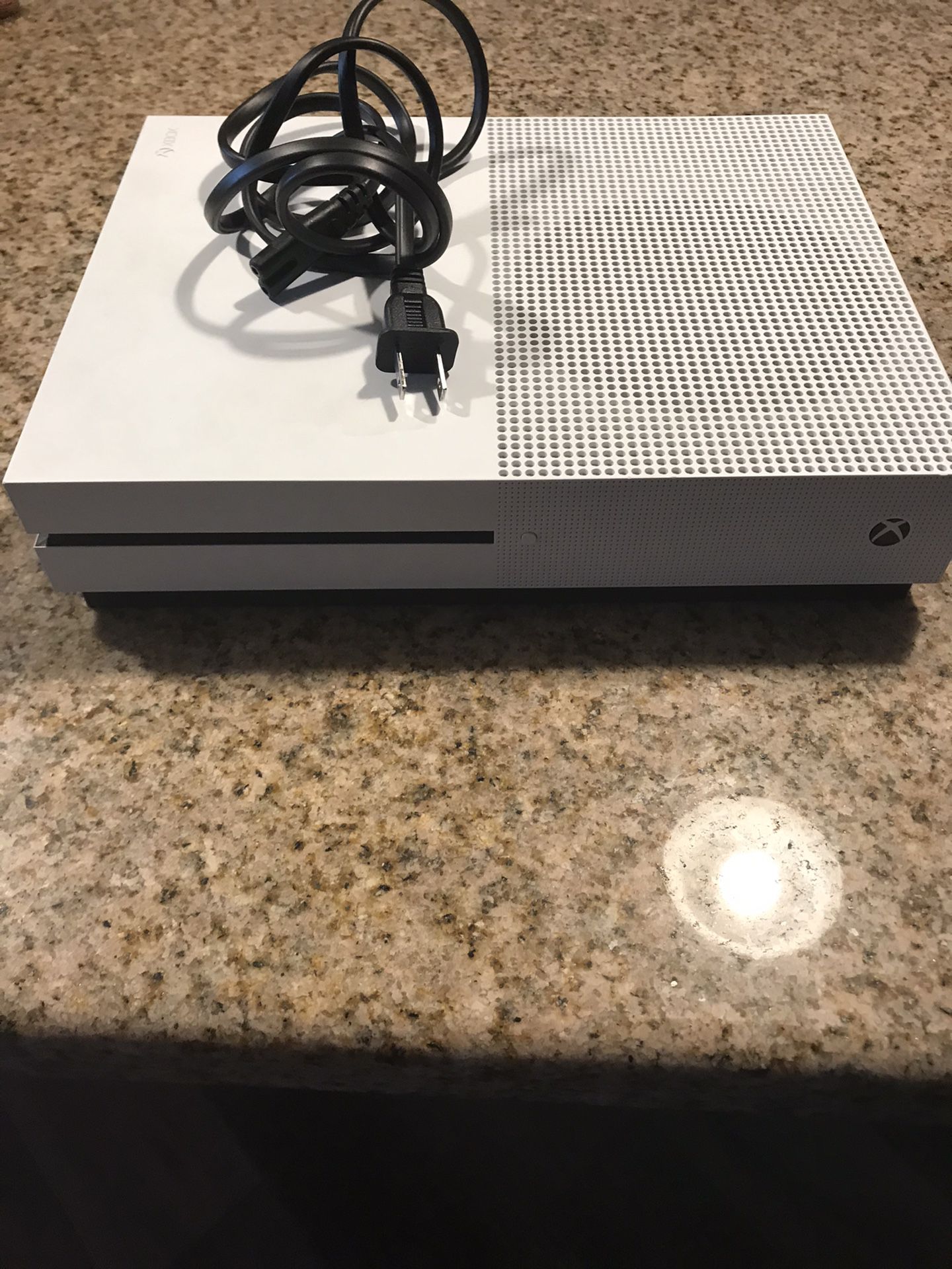 Xbox One S 500 GB Minecraft Bundle (With Controller) Good condition comes with power cable and hdmi