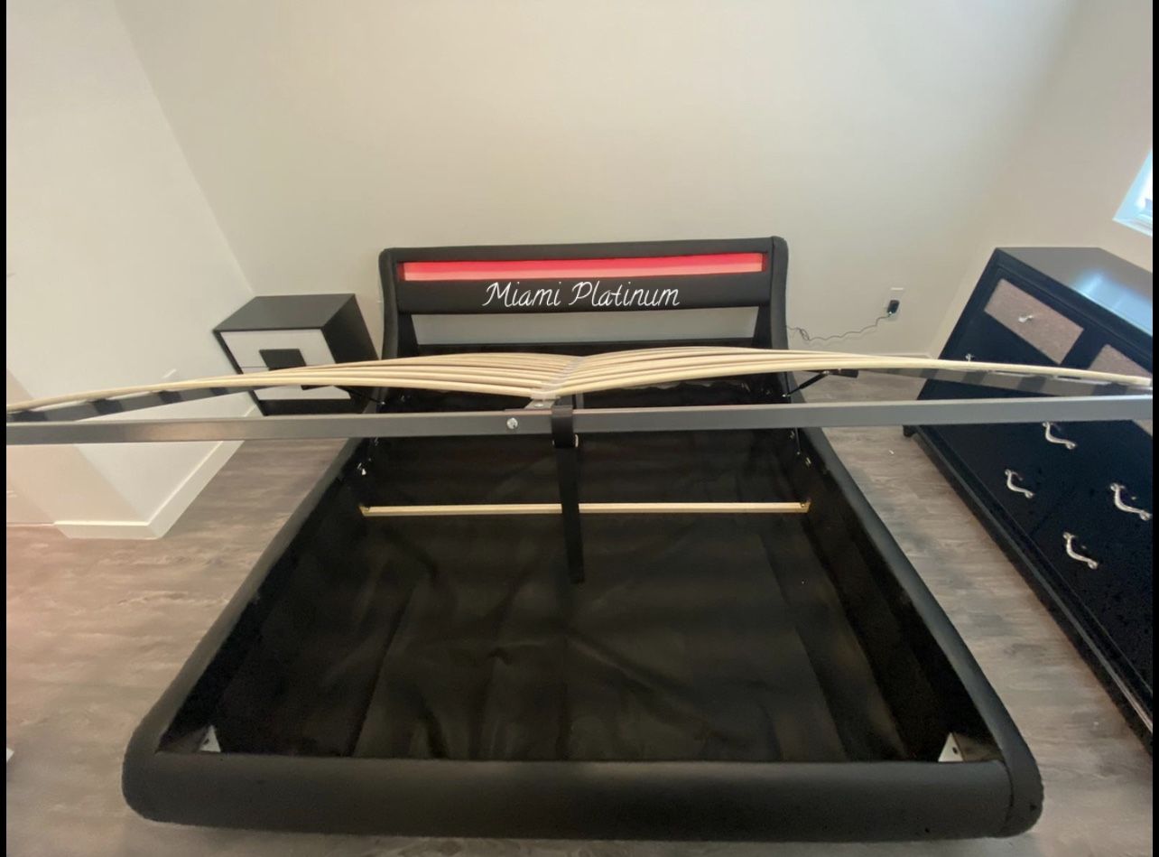 King Bed 🛌 Frame /// Financing Available