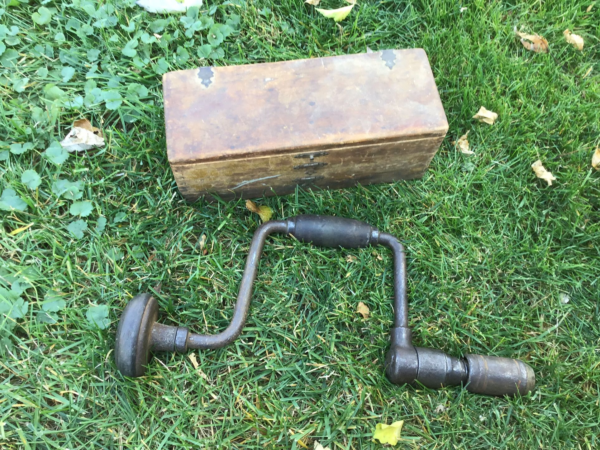 Vintage drill, and set of Russell Jennings auger bits