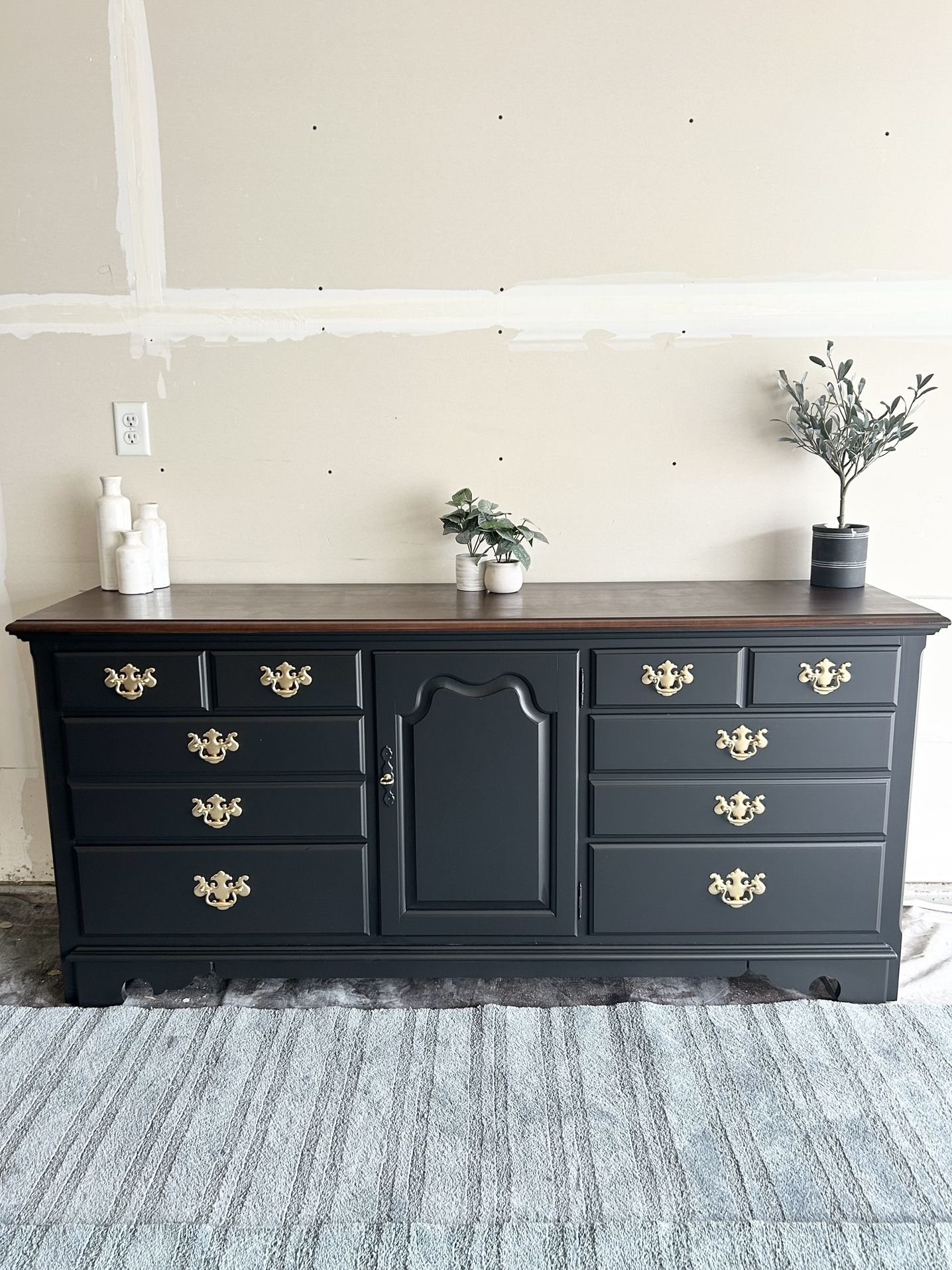 High-End Elegant Thomasville 9 Drawer Dresser