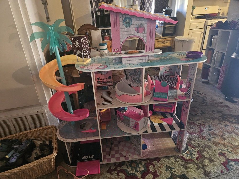 Barbies LOL Doll Gouse And Stuff..