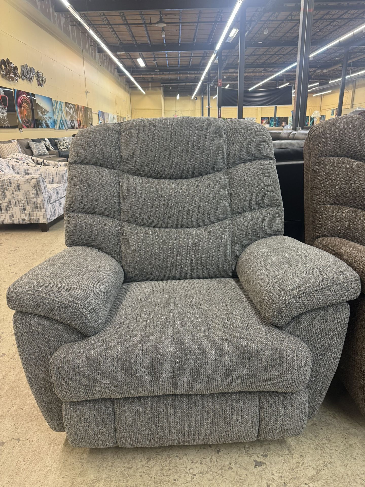 Oversized reclining chair, designed for ultimate comfort! Ideal for a cozy living room or entertainment space.